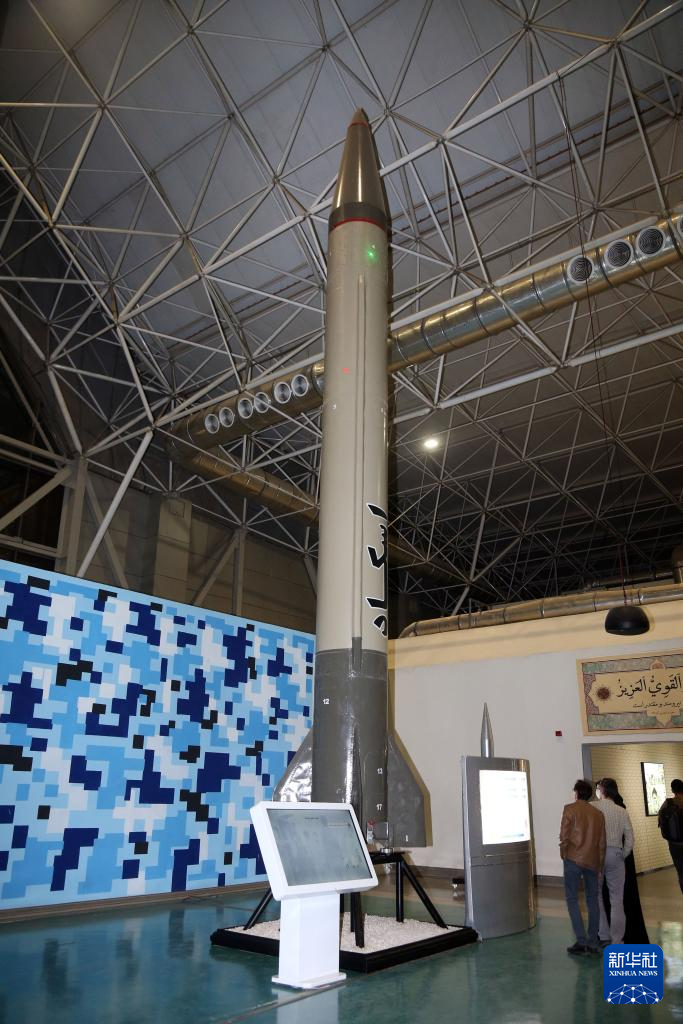 伊朗展示自研导弹与无人机