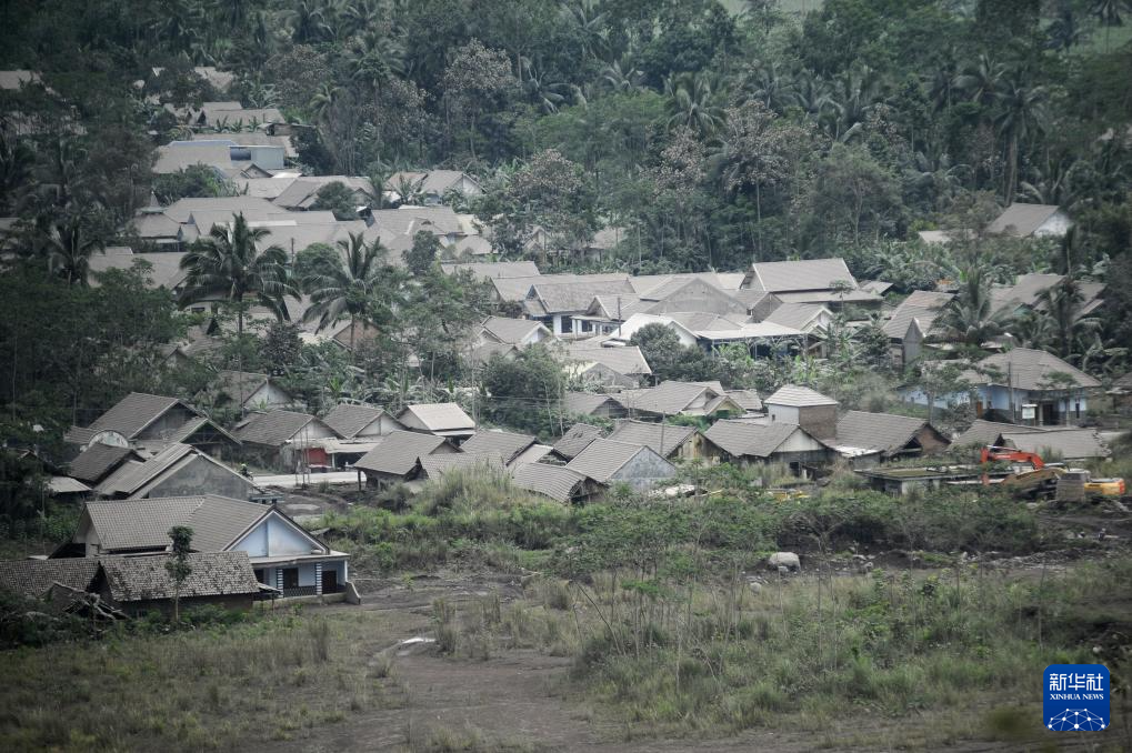 持续喷发中的印尼塞梅鲁火山