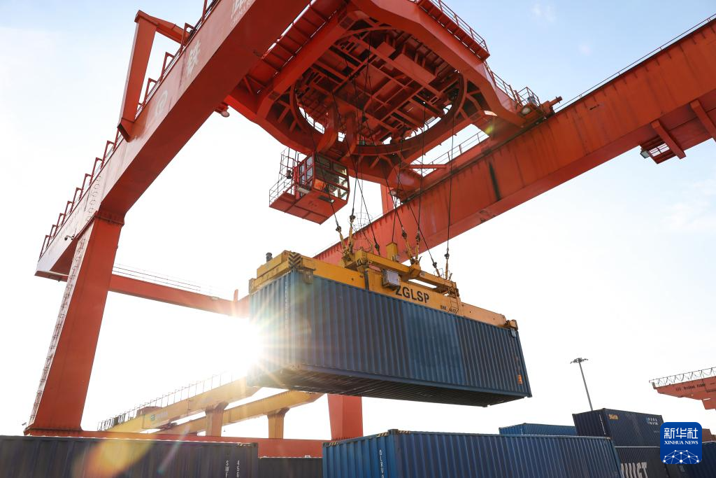 绥芬河铁路口岸累计通行中欧班列超4000列