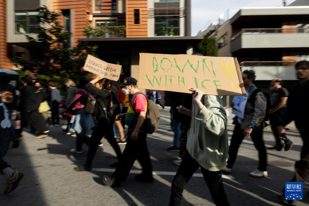 抗议暴力移民执法 全美至少300城参加