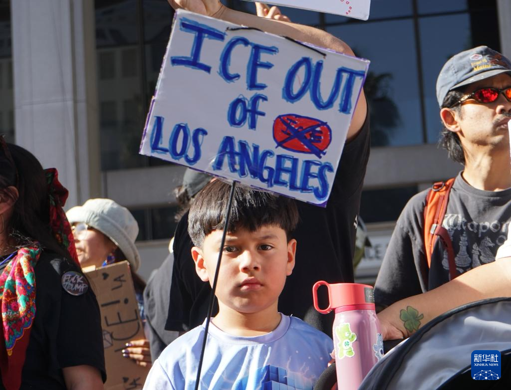 抗议暴力移民执法 全美至少300城参加