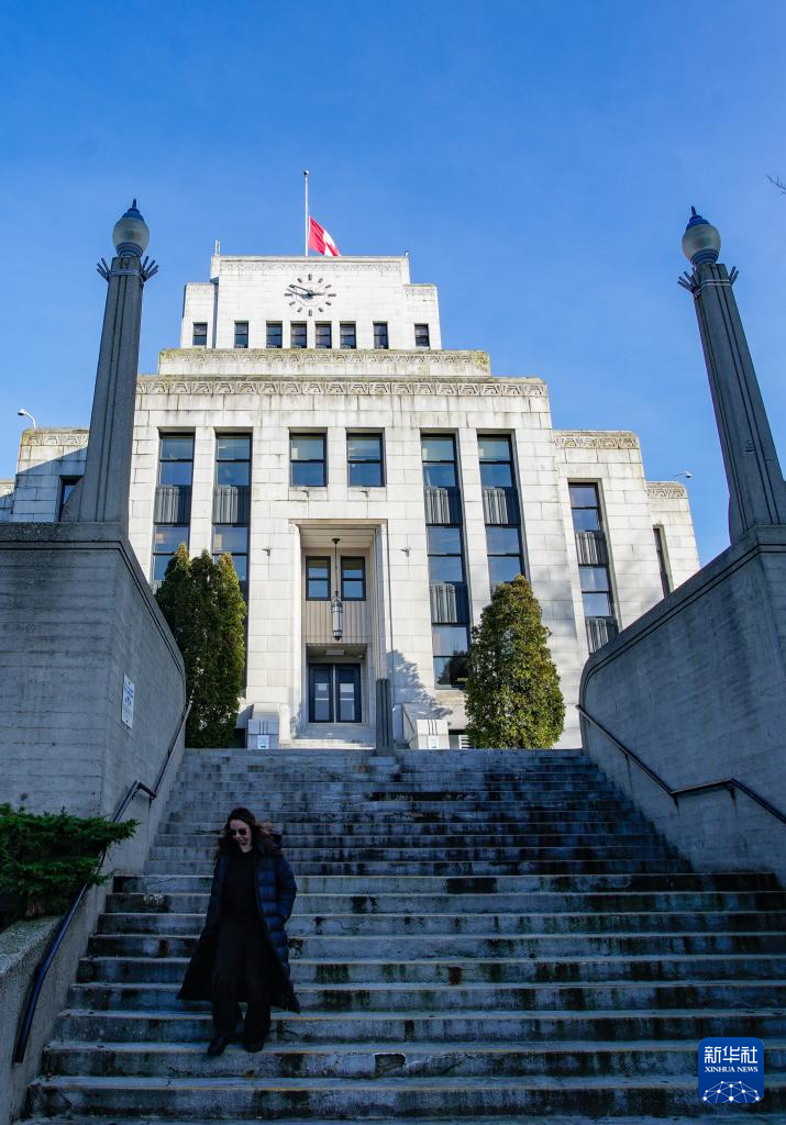 加拿大降半旗悼念校园枪击案遇难者