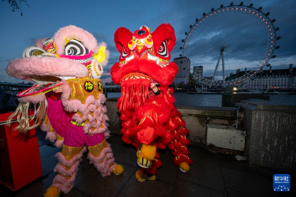 英国“伦敦眼”点亮“中国红”