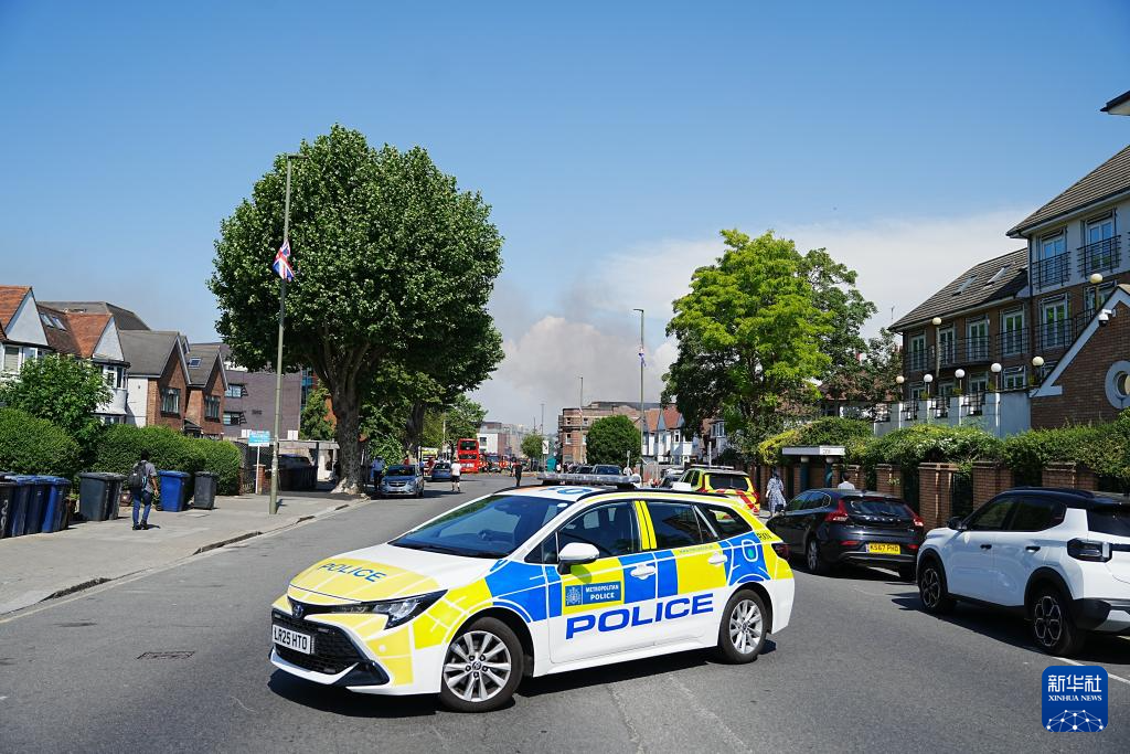 英国伦敦戈尔德斯格林地区一犹太超市发生火灾